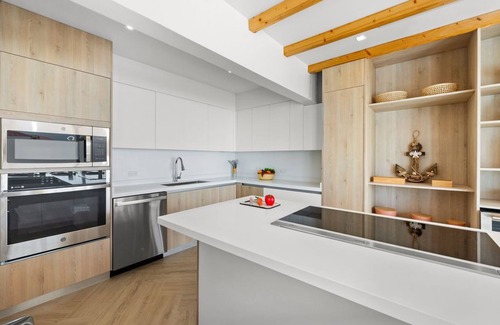 Esmeralda Villa | NEW 5BR5.5BA Villa ~ Private Pool ~ Close 2 Beach!