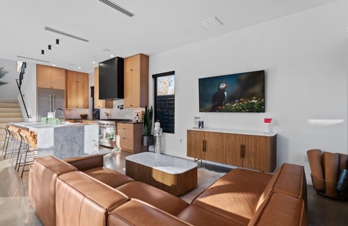 Zilker House | New! 6 BR, 4.5B, Pool, Hot Tub, Cold Plunges, Outdoor Sauna, Bar, 9 TVs, Arcade