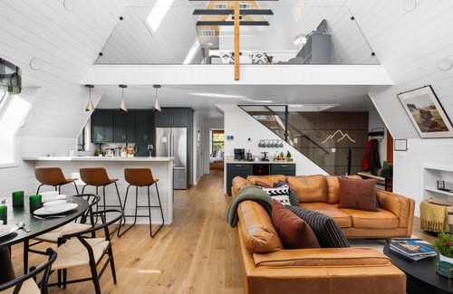 Mariposa Cabin | New! A-Frame with HotTub, Stargazing, EV Charging, Outdoor Games, King Bed