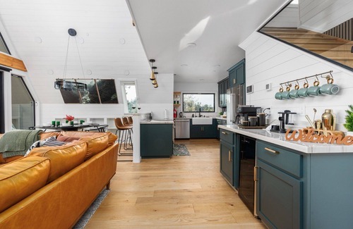 Mariposa Cabin | New! A-Frame with HotTub, Stargazing, EV Charging, Outdoor Games, King Bed