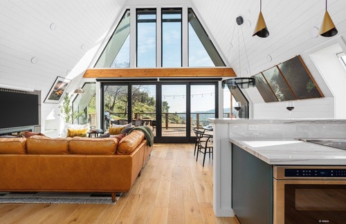 Mariposa Cabin | New! A-Frame with HotTub, Stargazing, EV Charging, Outdoor Games, King Bed
