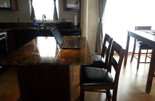 El Prado House | New adobe guest house - mountain views - great location - hot tub