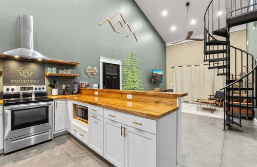 Stanton House | New Barndo/Kayak Launch/2 Private Hot Tubs
