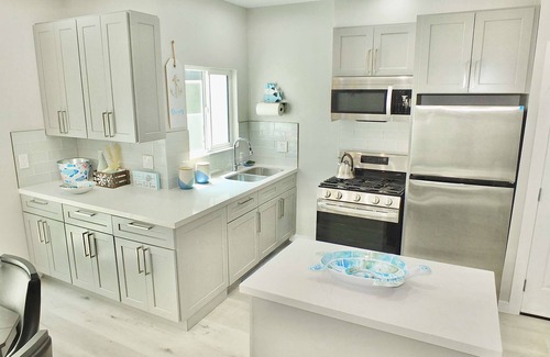 Peninsula Condo | New Beach & Bay Retreat Full of Amenities!