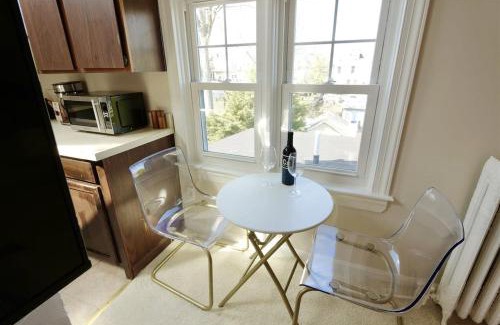 16th Street Heights House | NEW Cabin in the Clouds Easy Downtown Access w Parking