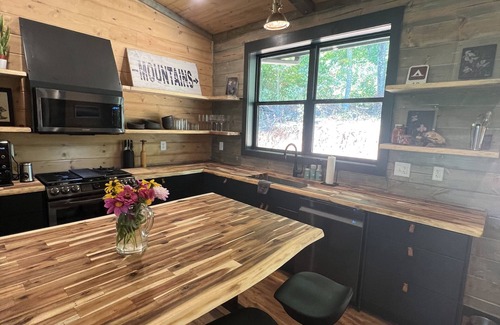 Clayton Cabin | NEW! CAPER Treehouse: modern cabin-HOT TUB VIEWS!