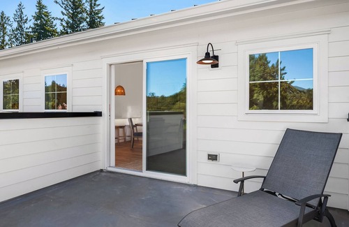 Fall City House | NEW! Charming 2-bedroom Modern Cottage in peaceful Fall City with AC and Views