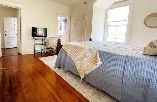 Danville House | *New* Charming Victorian Home across Averett Univ.