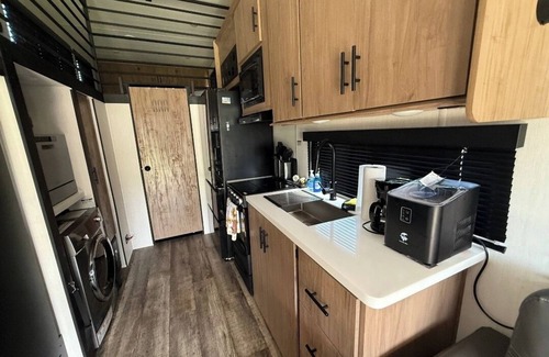 Bayshore Gardens House | New Cozy 2 bedroom RV 15 minutes from entertainment and wild adventures!