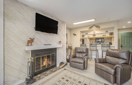 Bellaire Condo | New! Cozy Condo w/Fireplace & Lake Views at Summit Village