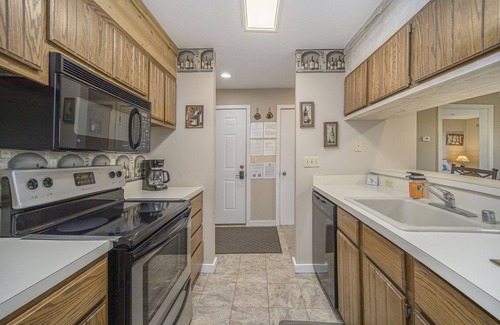 Bellaire Condo | New! Cozy Condo w/Fireplace & Lake Views at Summit Village
