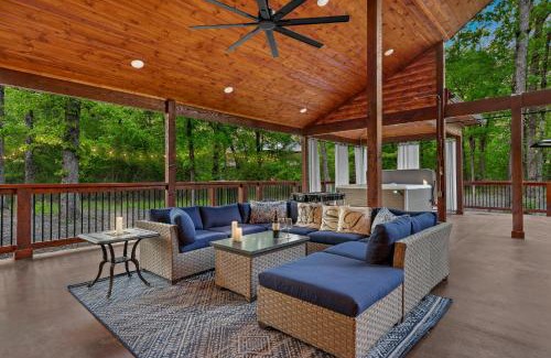Hochatown House | NEW Creekside Cabin with Spa Firepit & Games