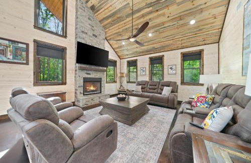 Hochatown House | NEW Creekside Cabin with Spa Firepit & Games
