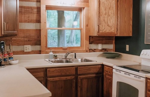 Rockford Cabin | NEW Creekside Hollybrook Cabin- 11 miles to DT Knox, but feels like the smokies!