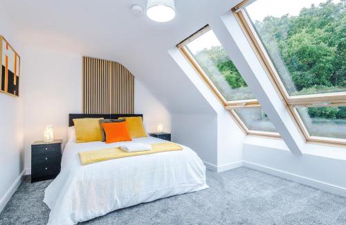 Rastrick House | NEW! Detached House, Driveway, Perfect for Contractors