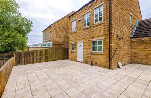 Rastrick House | NEW! Detached House, Driveway, Perfect for Contractors