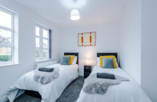 Rastrick House | NEW! Detached House, Driveway, Perfect for Contractors