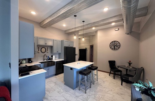 Muscatine Apartment | New Downtown loft - Walk to shops, restaurants, pubs, riverfront trail