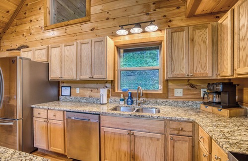 Epworth Cabin | NEW! - Fish the CREEK/Mountain VIEWS/mini-GOLF/hot tub/3 acres/Dog friendly