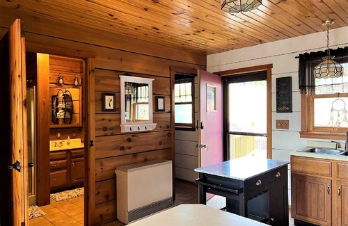 De Soto Cabin | NEW! GRAND VIEW - Rustic Ridge Chalet, hot tub, river view, privacy