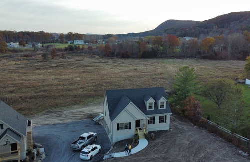 Saugerties House | New Home, 2 Bd, 2.5 Bath, open floorplan, sleeps 6.