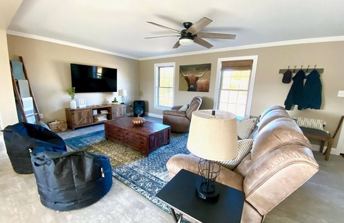 Saugerties House | New Home, 2 Bd, 2.5 Bath, open floorplan, sleeps 6.