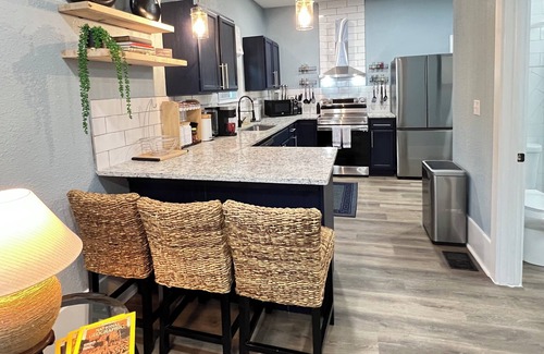 Valley Falls House | NEW Home Sleeps 8! Walk to Sherman, 2 Yards, Dog & Kid Friendly Boiling Springs