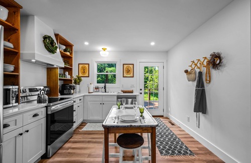 Walland House | New Hot Tub/Firepit/Outdoor Dining/Park Grill