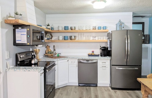 Kiska Beach Cottage | NEW!Kiska Cottage: Fall & Snowbird Deals:Short walk to beach:bikes + chairs incl