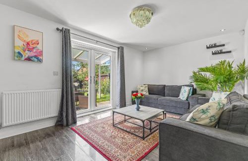 Belle Vue House | New large townhouse 3 bedrooms 4 beds and parking