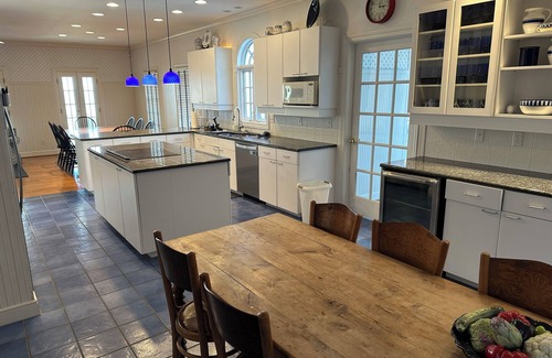 Gypsum House | NEW LISTING - SEIZE THE DAY 8 Br/3.5 Ba lakefront home sleeps up to 18