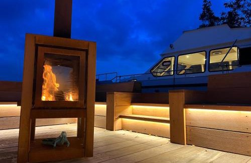 Baambrugse Zuwe Boat Rental | NEW - LITTLE IBIZA, on a lake near Amsterdam, with HOT TUB!