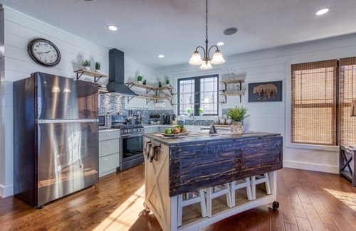 Walland Cabin | New LUX 4BR w views! Hot Tub + Media Room