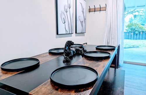 Northeast Bellevue House | NEW Luxe 2 Kings w firepit, yard, patio & pong Seattle East mins to DT Bellevue