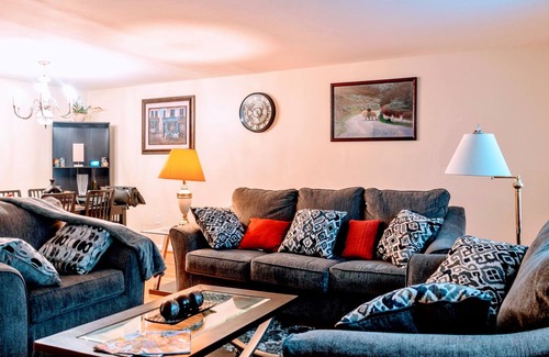 Garrison House | New!!! Luxury-3BR-Townhome w/ Free Wifi and Parking