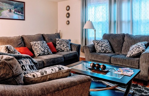 Garrison House | New!!! Luxury-3BR-Townhome w/ Free Wifi and Parking