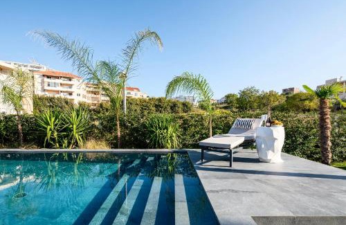 Znjan Apartment | New LUXURY apartment with sea view and PRIVATE heated pool, 50m from the beach