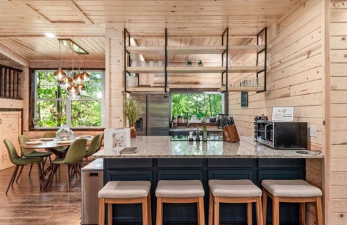 Eureka Springs Cabin | New Luxury Cabin w/King Beds, Game Room and Fire Pit