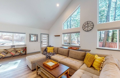 Alta House | New luxury home in the Sierra Mountains, hot tub