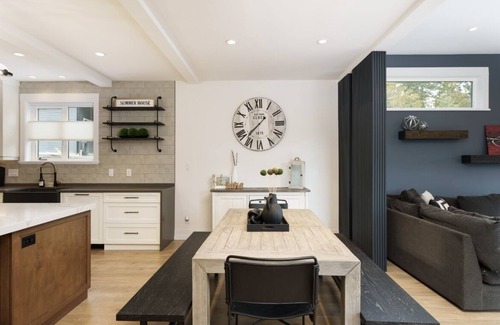 Shawnigan Lake House | New Luxury Lakefront House with Private Dock & Hot tub