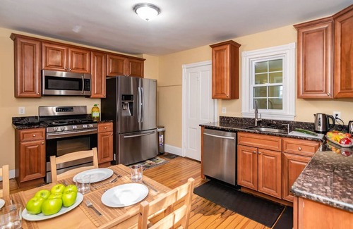 Bryn Mawr House | NEW-Luxury: Mainline Train, Colleges, Hospital