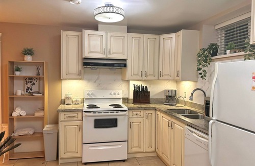 East Side Apartment | New Modern 1 BD Suite, Close to DT