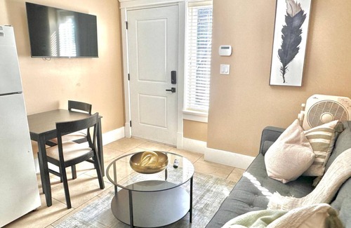 East Side Apartment | New Modern 1 BD Suite, Close to DT