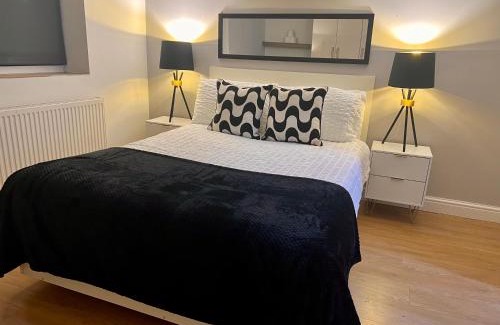 Preston Apartment | New Modern 3 Bed En-suites City Centre Apartment - Sleeps 8 - Parking Options