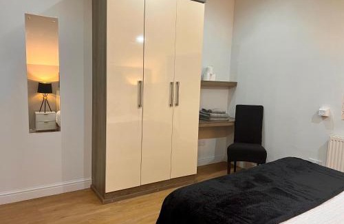 Preston Apartment | New Modern 3 Bed En-suites City Centre Apartment - Sleeps 8 - Parking Options