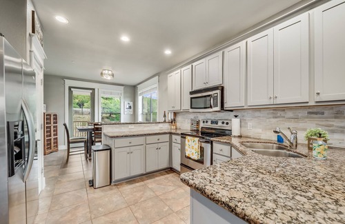 Jonestown Condo | NEW! Modern Top Floor Villa with Panoramic Views