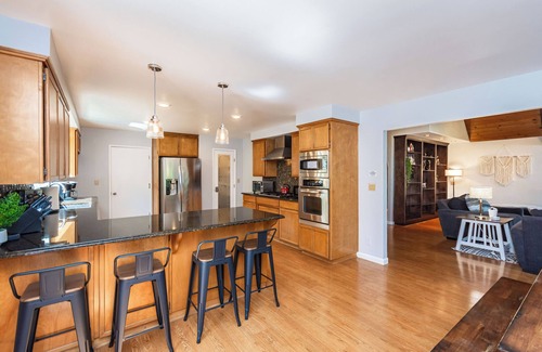 Alta Sierra House | NEW Nature Escape Massive 3BR Pool Table BBQ 5 min to Golf