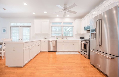 Saint Simons Island House | NEW! Porch Swing, Walk to Village & Mallery Park