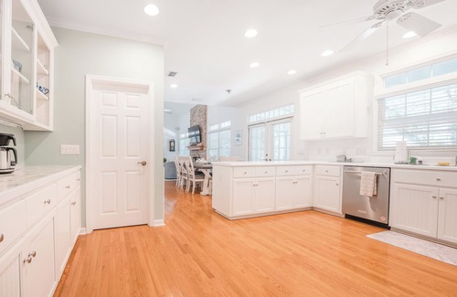 Saint Simons Island House | NEW! Porch Swing, Walk to Village & Mallery Park
