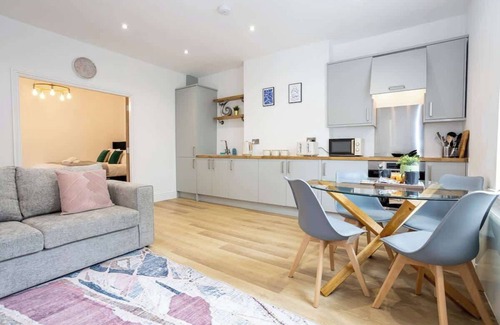 Walkden Apartment | NEW! Pristine Flat, Ideal for Business, Sleeps 4!